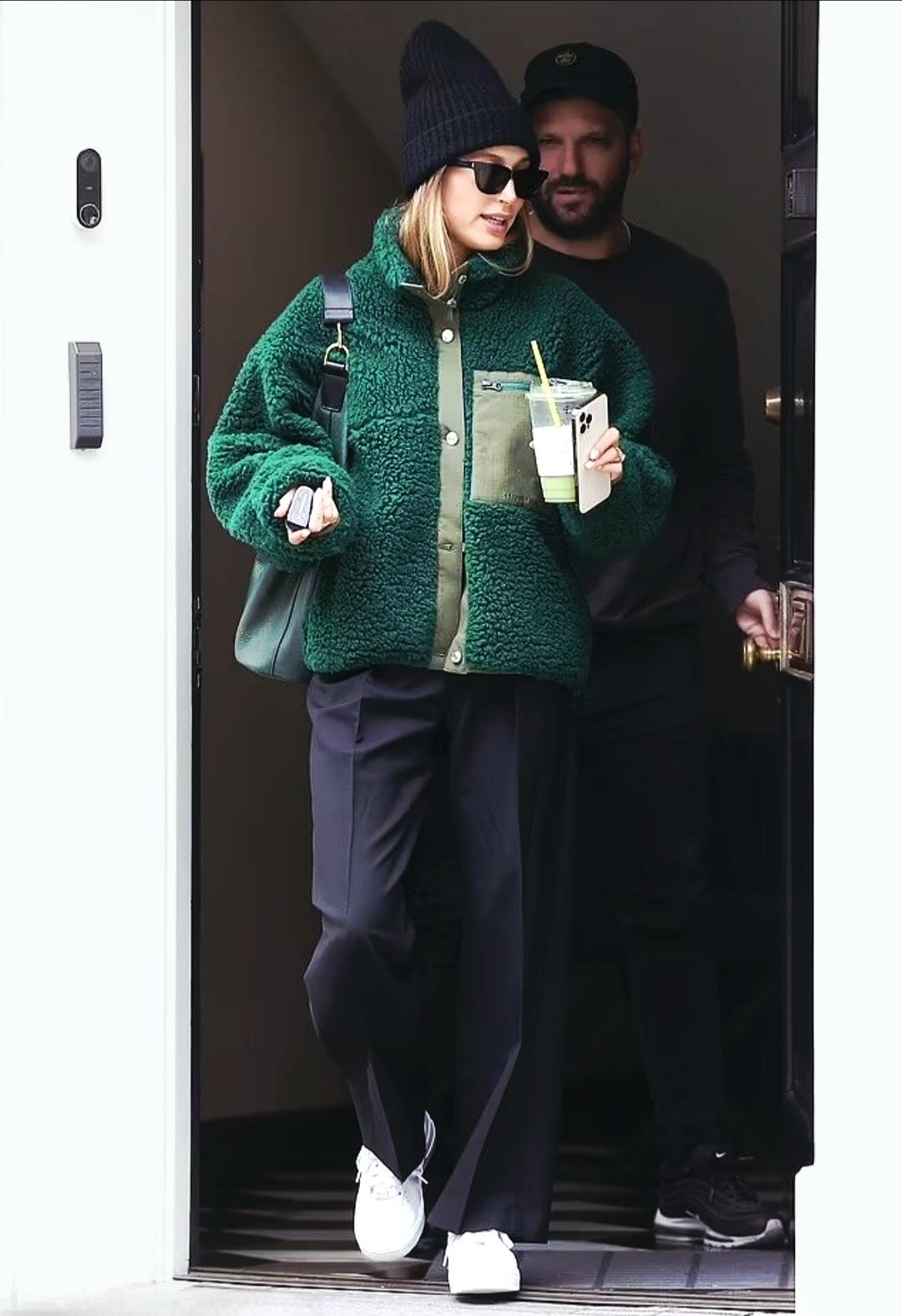 پلیور سبز اورسایز و کتانی سفید هایلی بیبر – Hailey Bieber green oversized sweater outfit