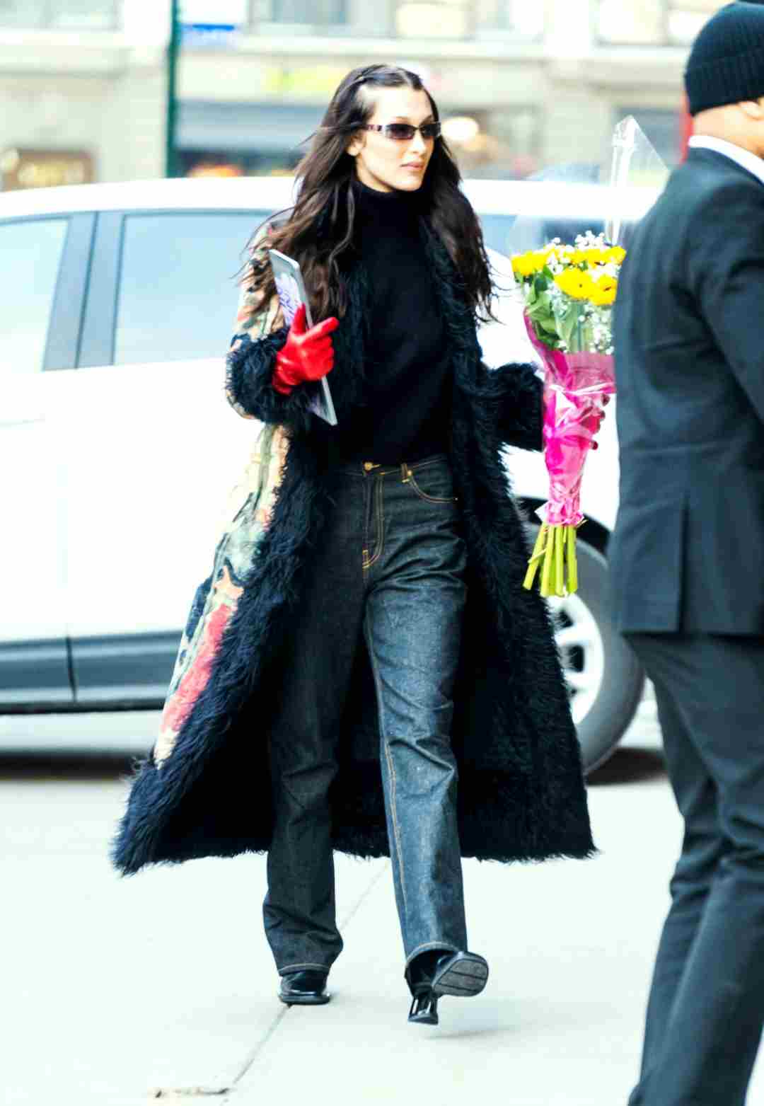 پالتوی بلند مشکی و شال بلا حدید – Bella Hadid long black coat street style