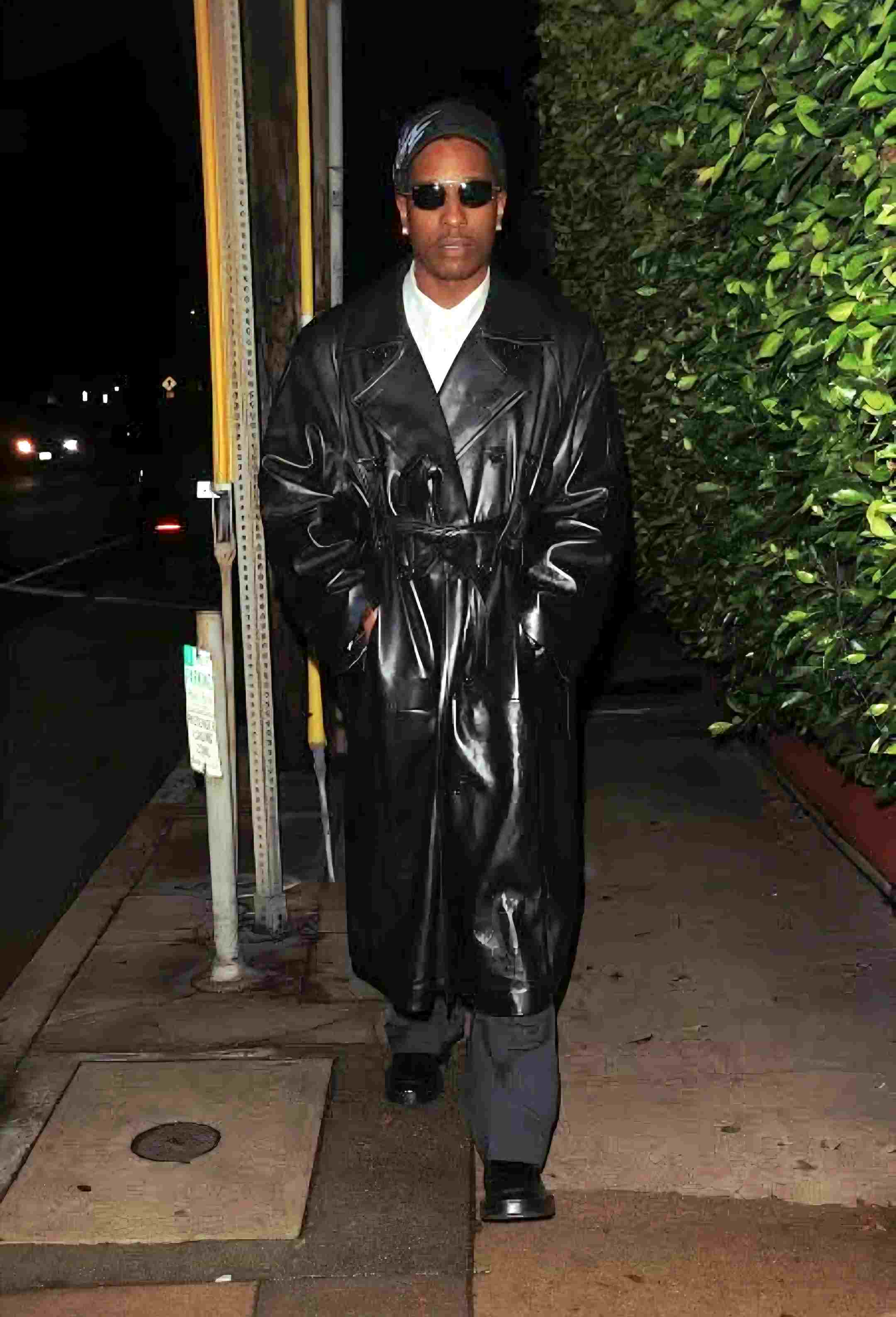 پالتوی بلند مشکی و چکمه چلسی ایسَپ راکی – ASAP Rocky long black coat street style