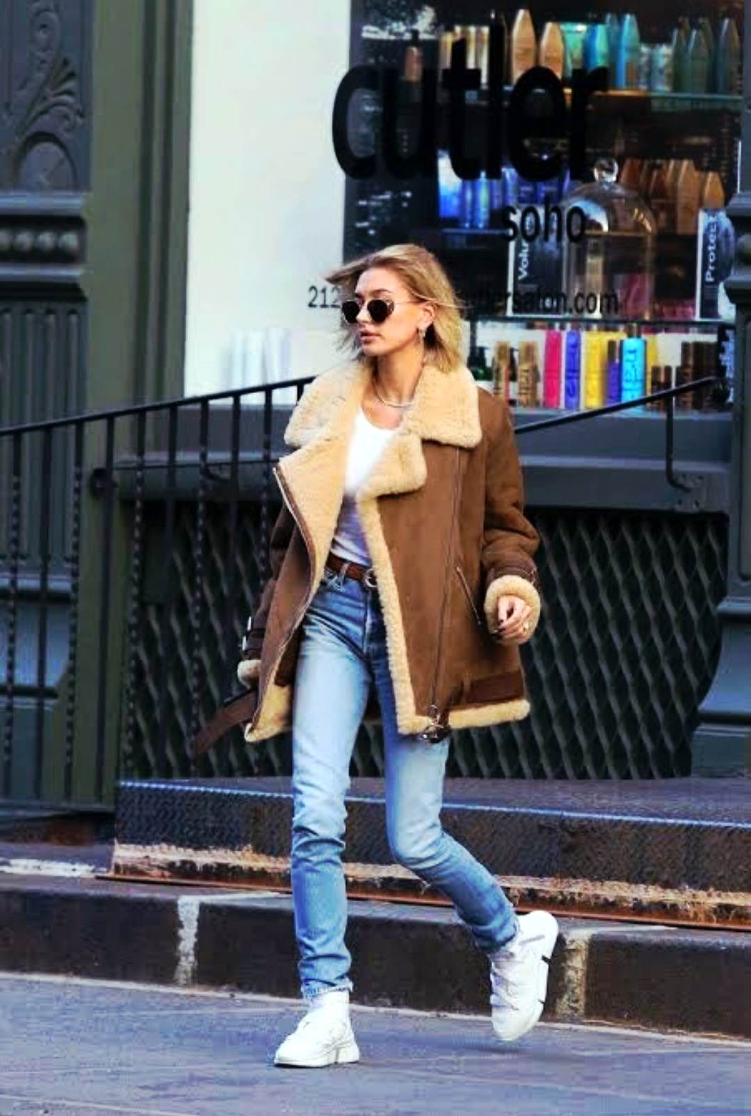 کت چرمی قهوهای و شلوار جین هایلی بیبر – Hailey Bieber brown leather coat outfit