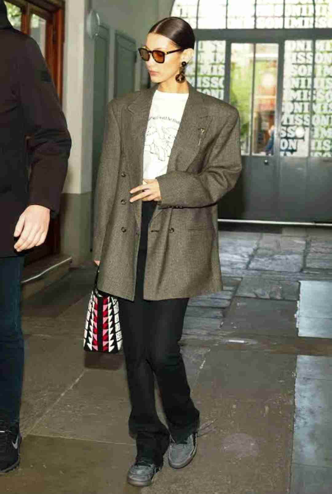 بلیزر اورسایز و تیشرت سفید بلا حدید – Bella Hadid oversized blazer outfit