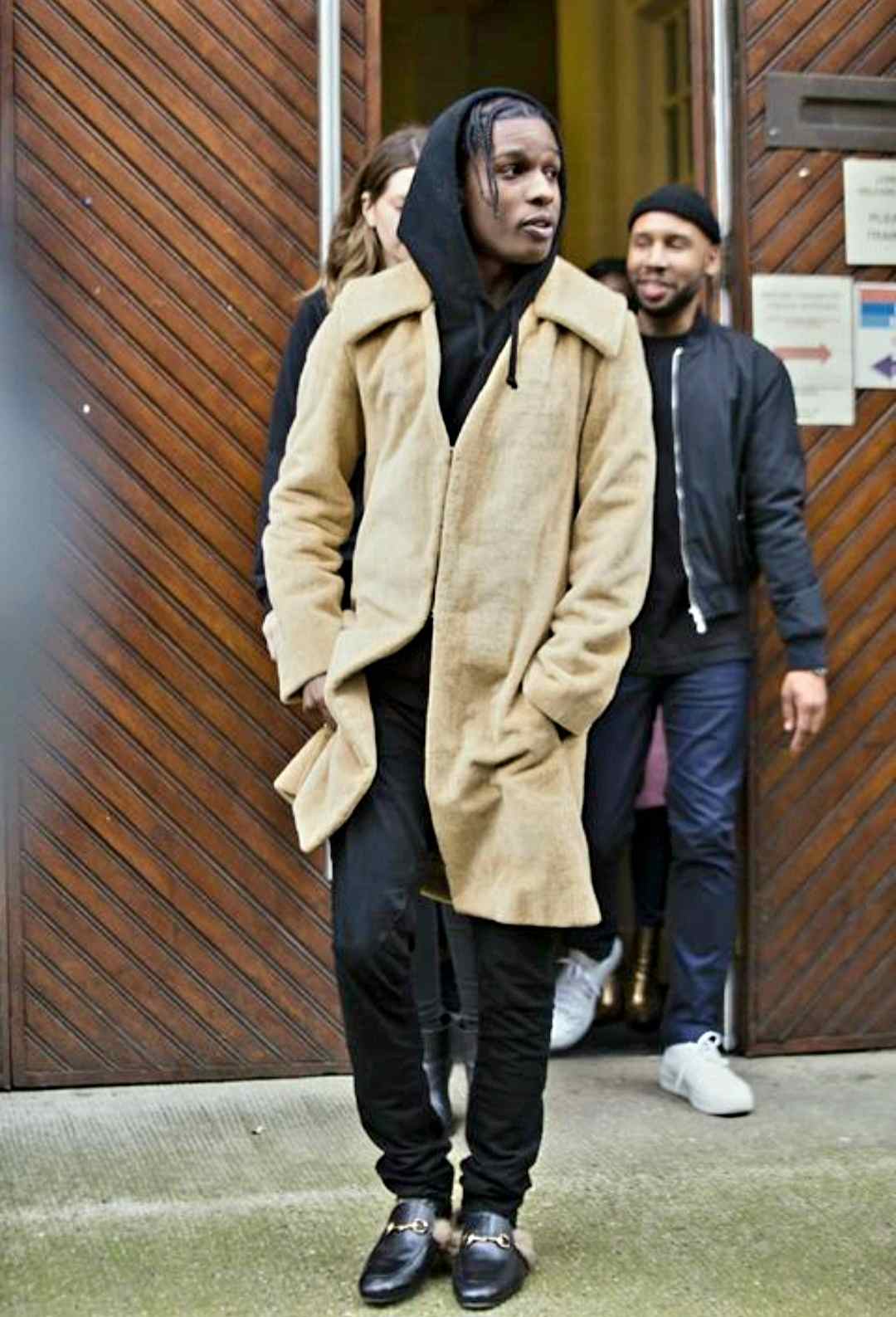 کت طرحدار گوچی و جین مشکی ایسَپ راکی – ASAP Rocky Gucci jacket street style