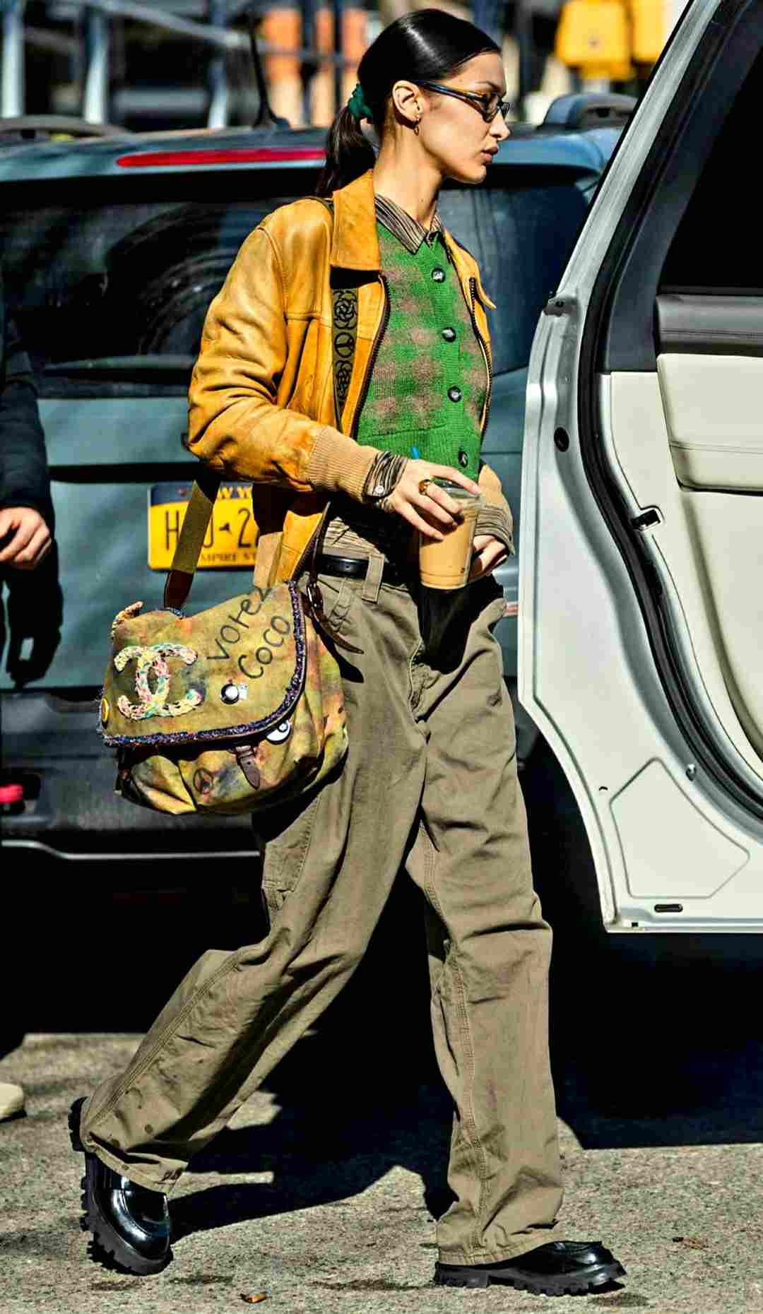 پلیور وینتج و جین گشاد بلا حدید – Bella Hadid vintage sweater outfit