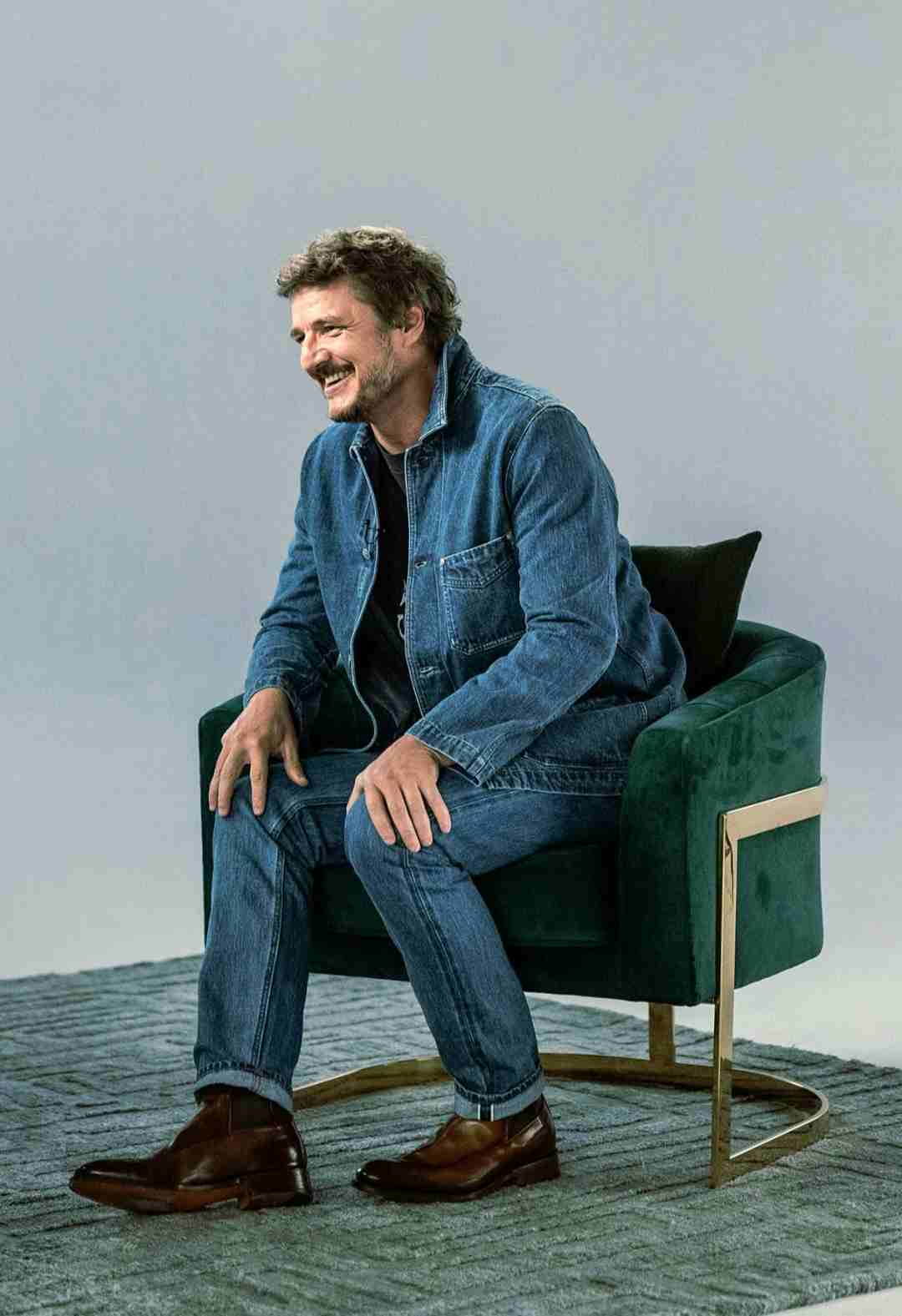 کت جین تیره و تیشرت ساده پدرو پاسکال – Pedro Pascal denim jacket outfit