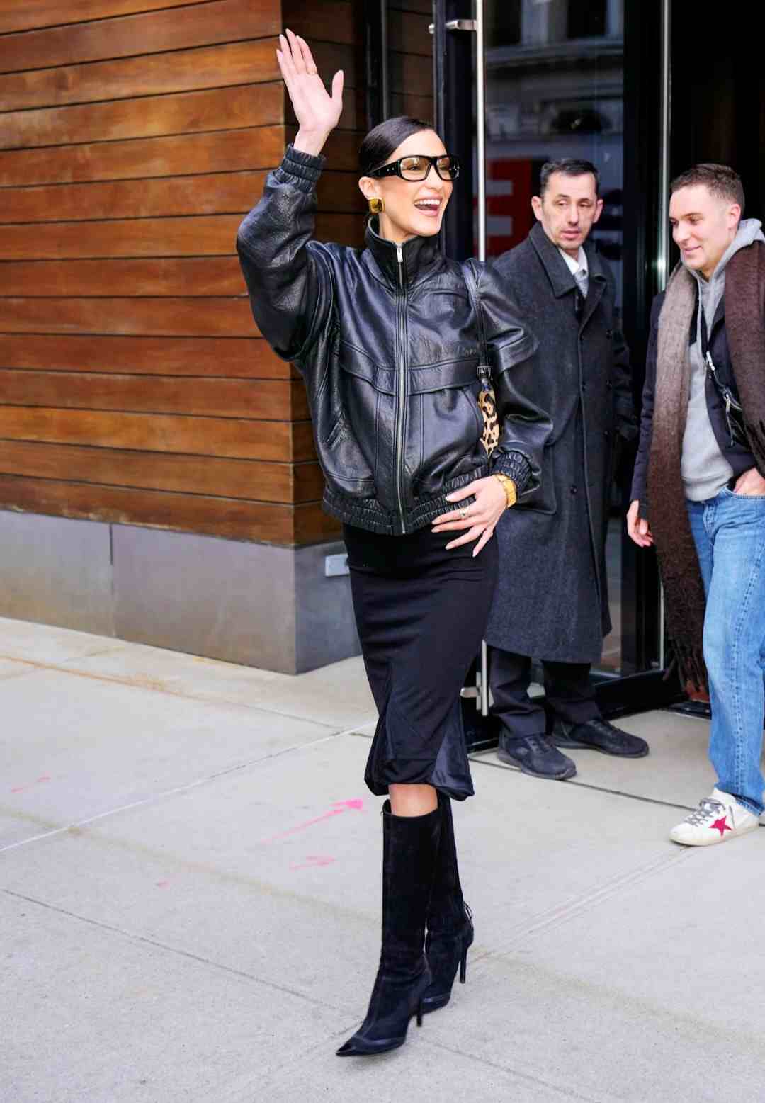 بامبر چرمی و هودی طوسی بلا حدید – Bella Hadid leather bomber outfit