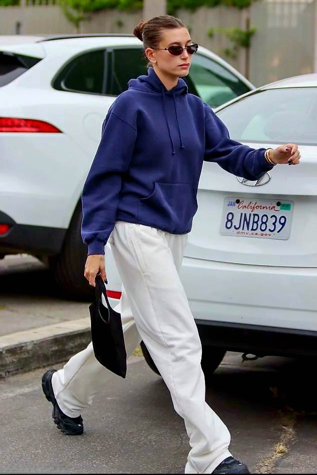 پلیور سرمهای و جین گشاد هایلی بیبر – Hailey Bieber navy sweater street style