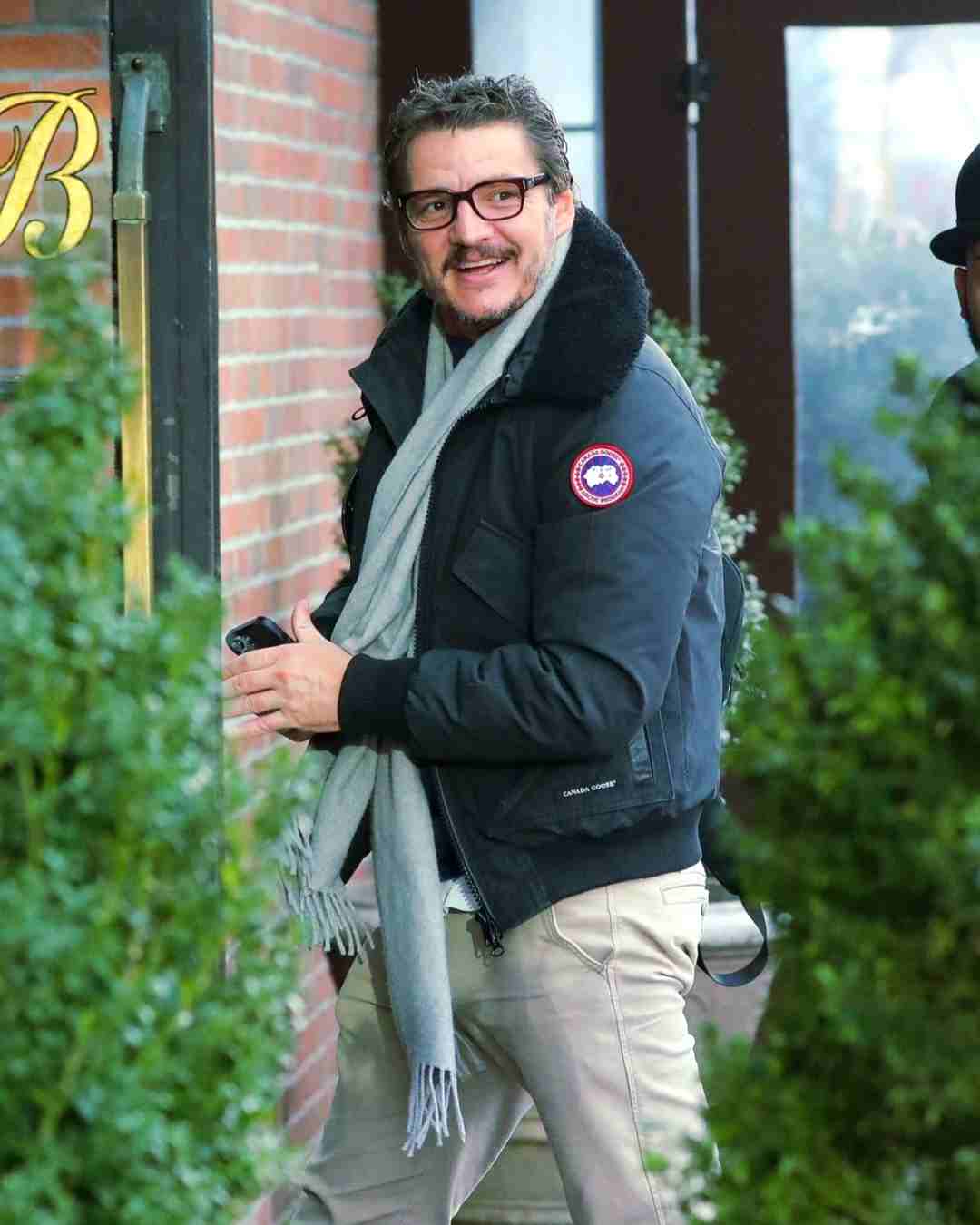 کت پشمی و شال زمستانی پدرو پاسکال – Pedro Pascal winter outfit