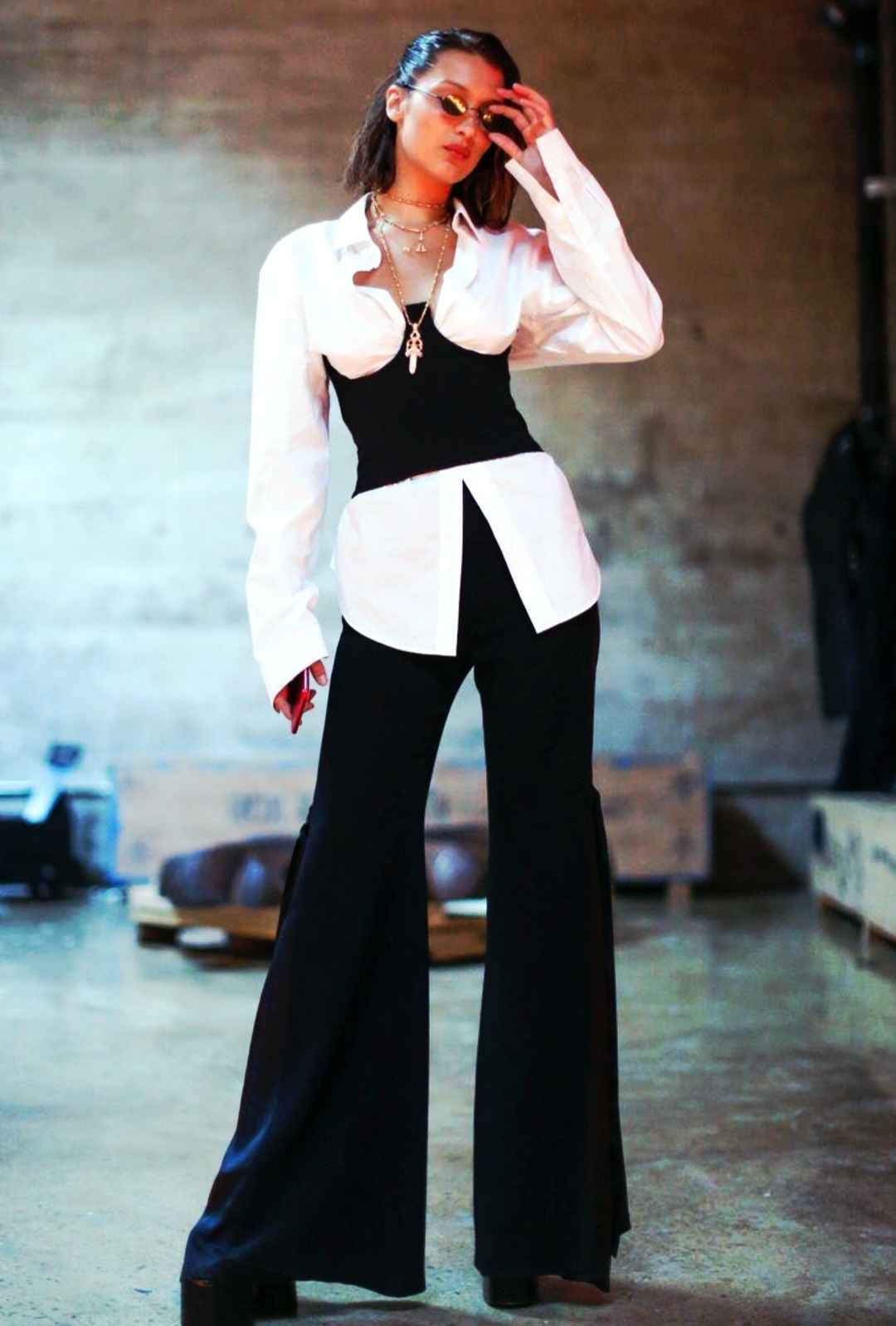 پیراهن سفید و شلوار مشکی بلا حدید – Bella Hadid white shirt street style