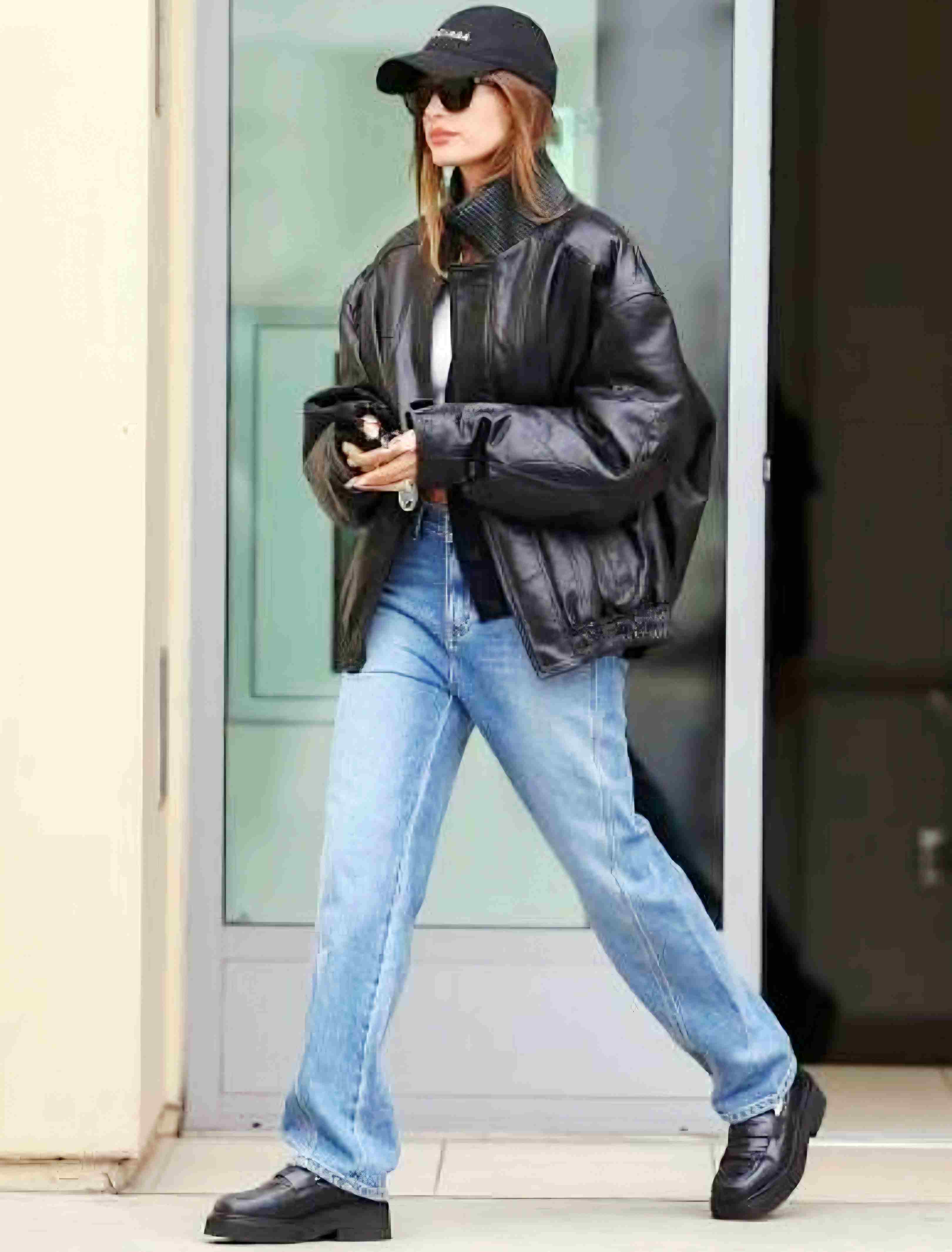 بامبر چرمی و شلوار راحتی هایلی بیبر – Hailey Bieber leather bomber street outfit