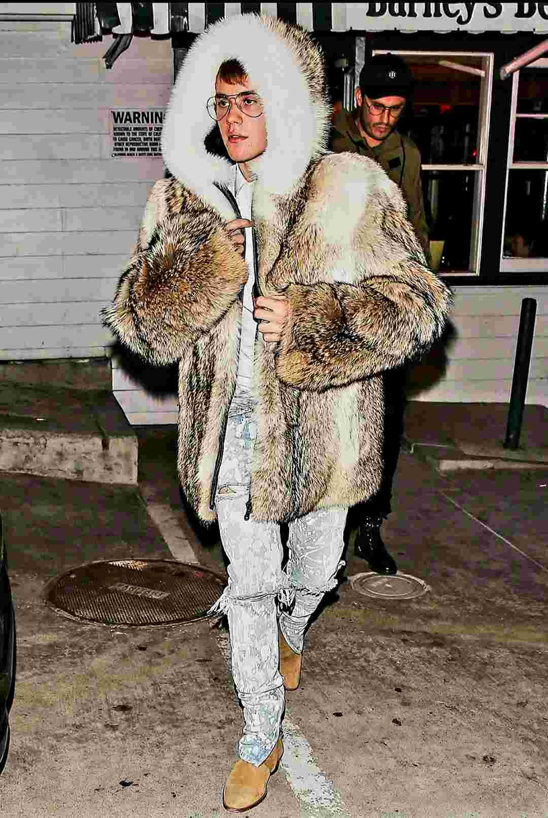 ۹. پالتوی بژ + شلوار راحتی