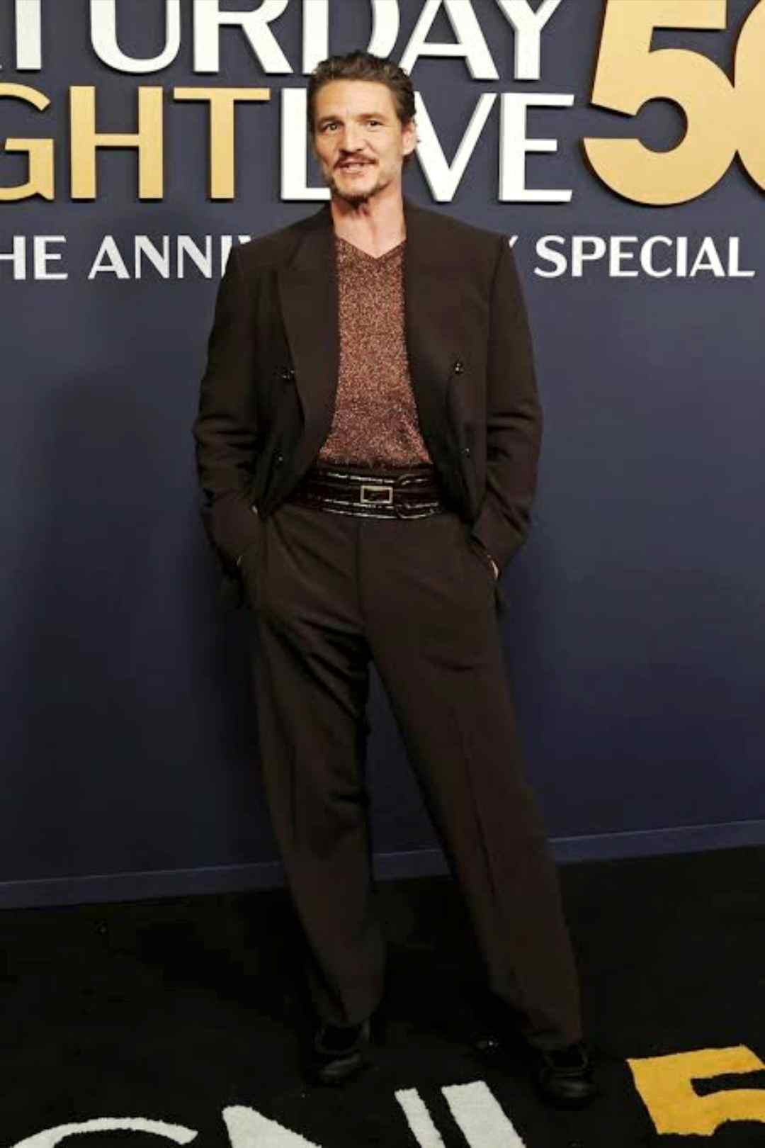 کت و شلوار غیررسمی بدون کراوات پدرو پاسکال – Pedro Pascal casual suit