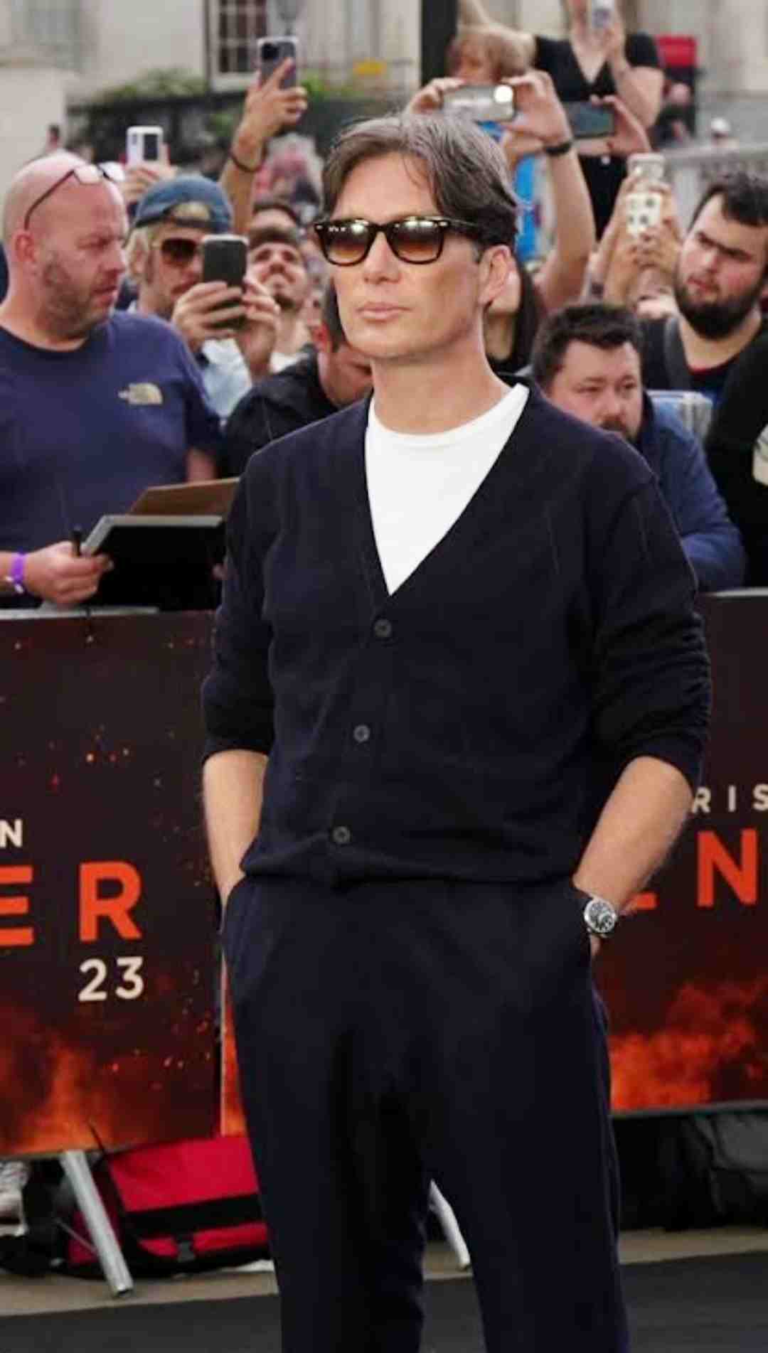 پلیور یقه گرد تیره کیلیان مورفی – Cillian Murphy sweater style