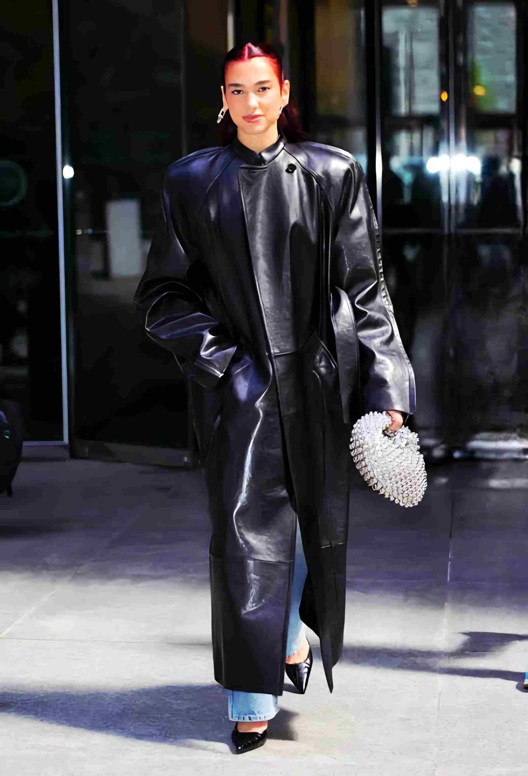 کت چرم مشکی و استریتاستایل دوا لیپا – Dua Lipa black leather jacket street style