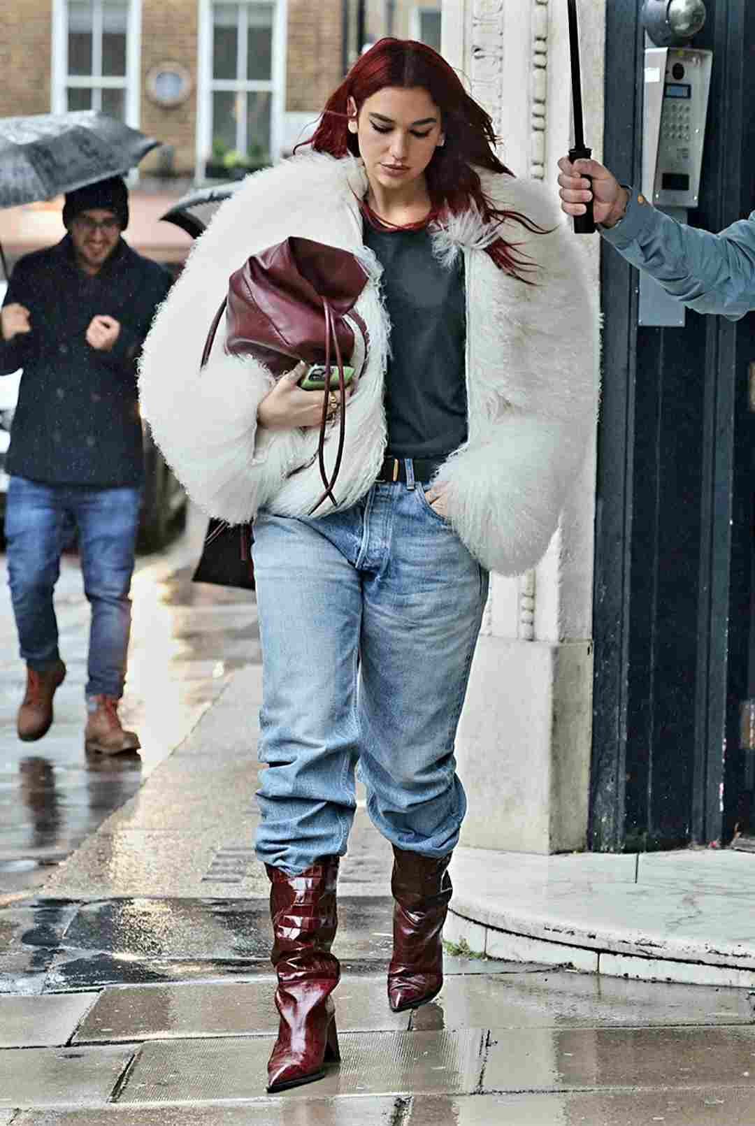 پافر سفید و شلوار کارگو دوا لیپا – Dua Lipa white puffer cargo outfit