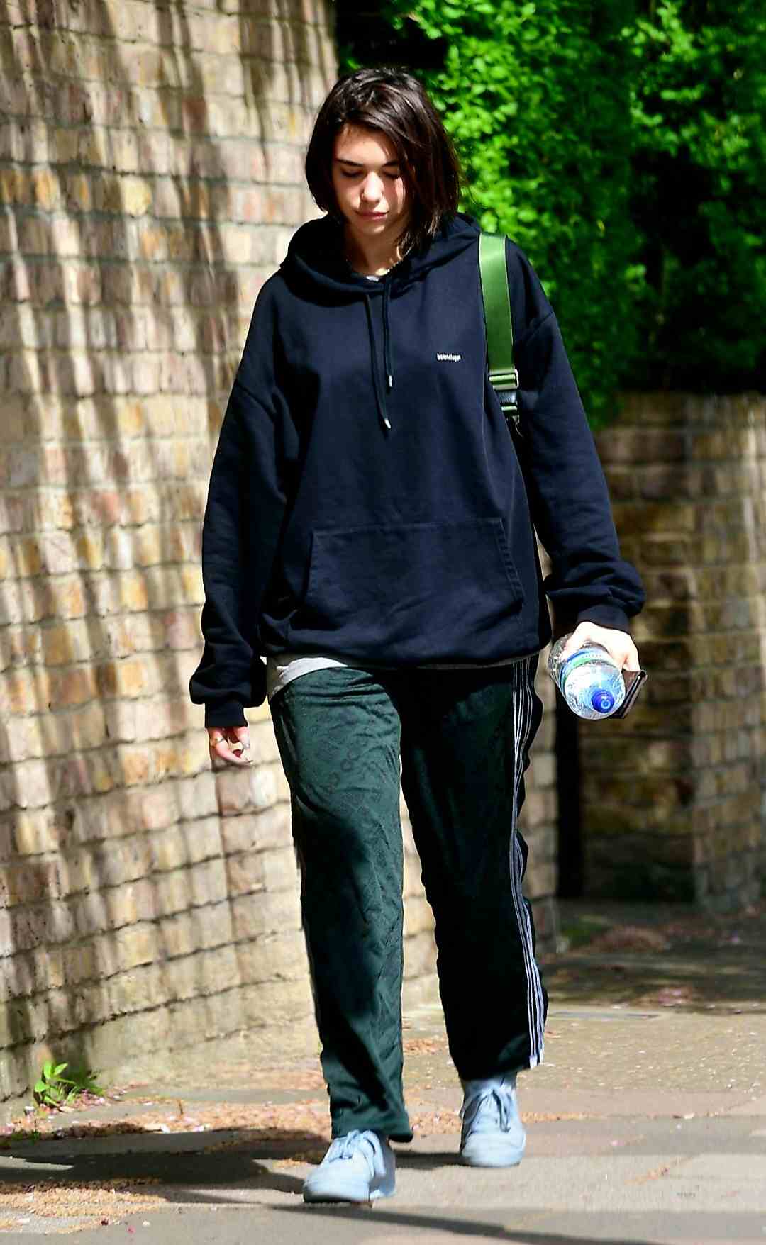 هودی مشکی و کارگو شورت دوا لیپا – Dua Lipa black hoodie outfit