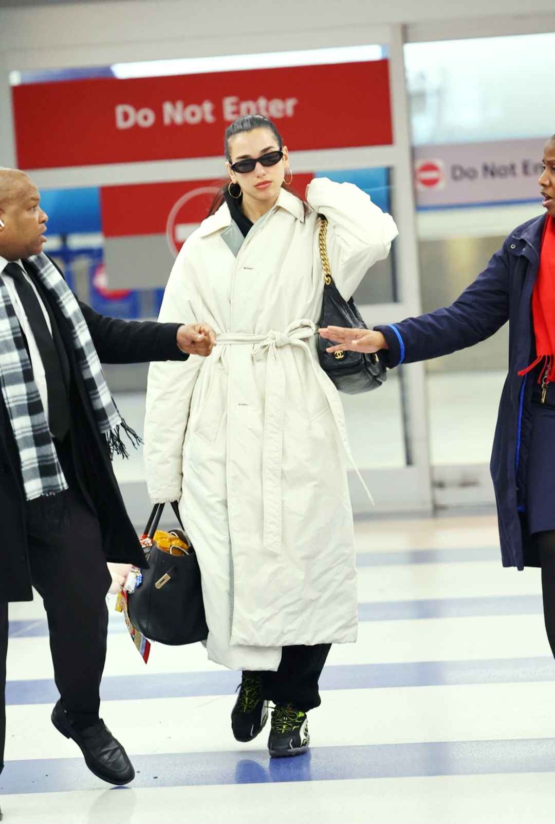 پالتوی بژ و کتانی سفید دوا لیپا – Dua Lipa beige coat street style