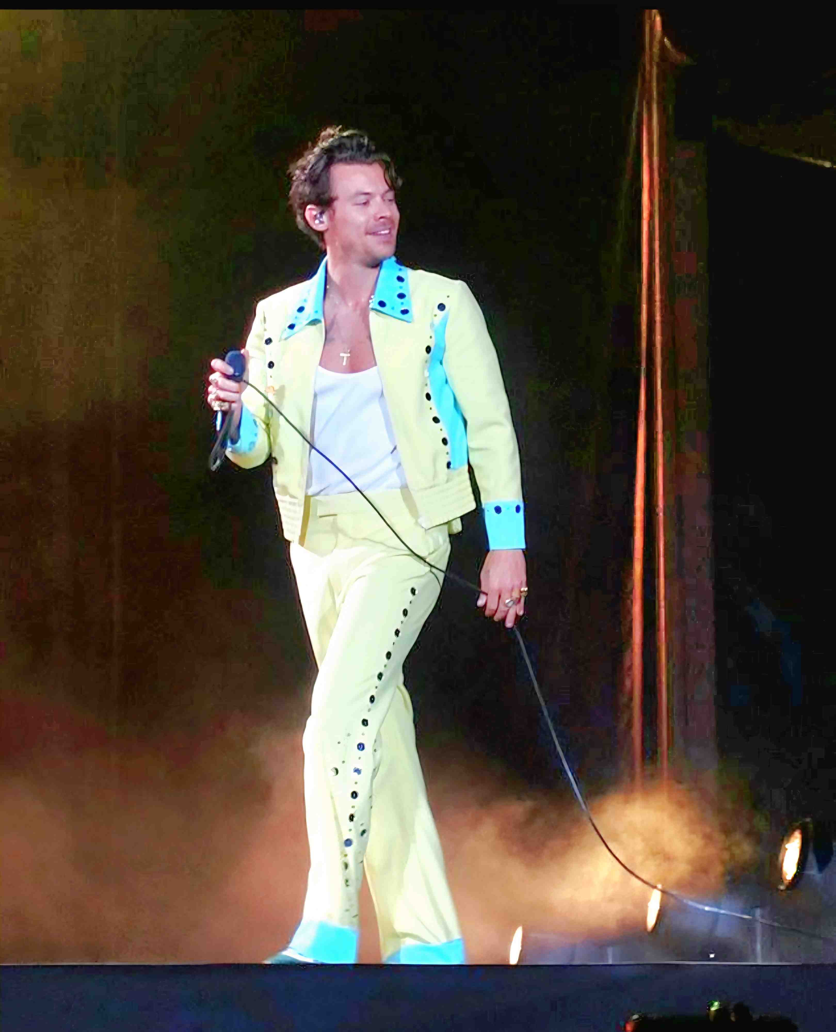 Harry Styles lemon yellow suit Love On Tour