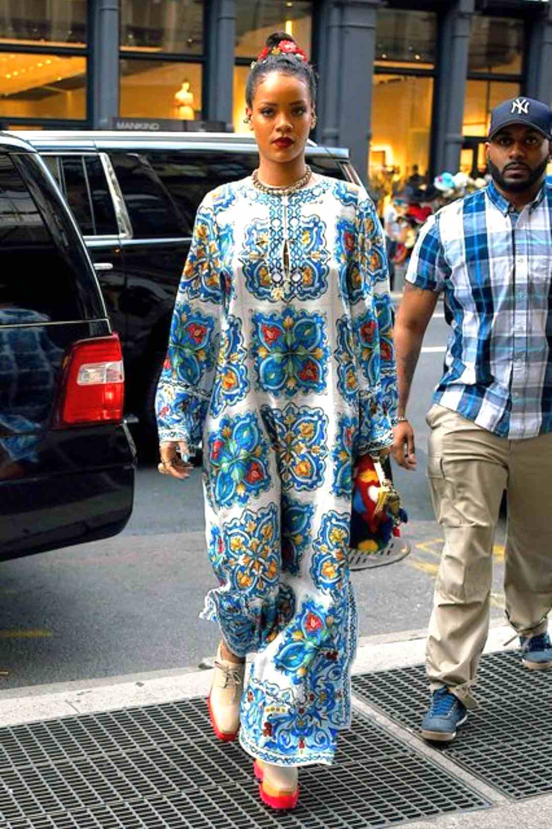  Rihanna casual outfit with denim jacket and sneakers – chic streetwear