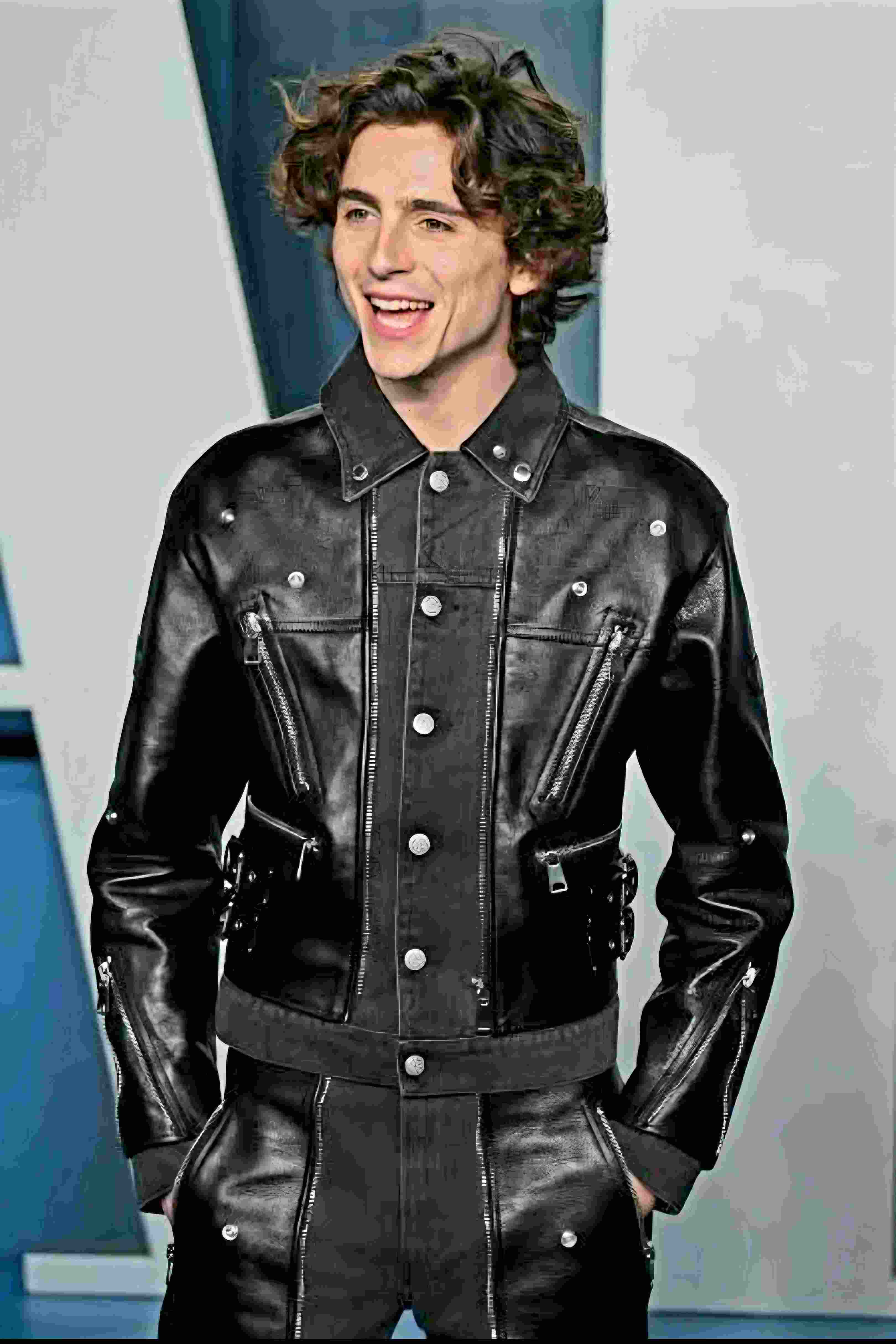 استایل تیموتی شالامی با کت چرم و شلوار جین مشکی – Timothée Chalamet leather jacket black jeans