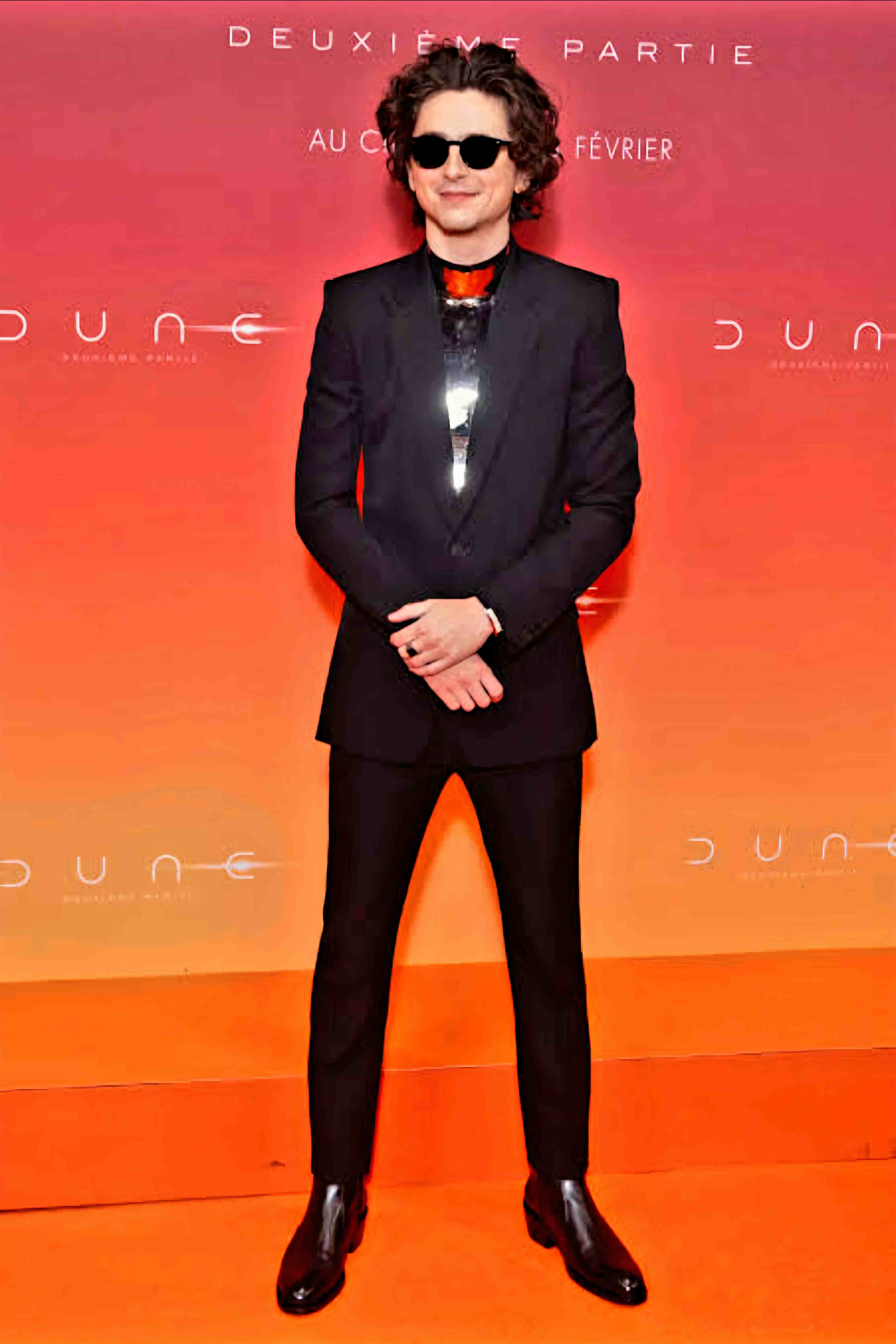 کت نقره‌ای متالیک تیموتی شالامی در فرش قرمز دون – Timothée Chalamet silver suit Dune premiere